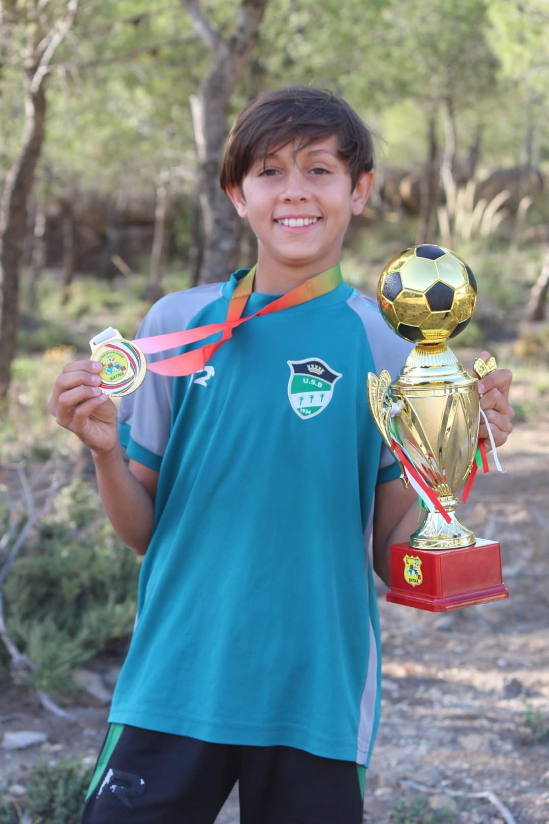 تهنئة رئيس الرابطة الجهوية لكرة القدم باتنة لنادي اتحاد بسكرة المتوج ببطولة كأس الرابطة لفئة أقل من 14 سنة