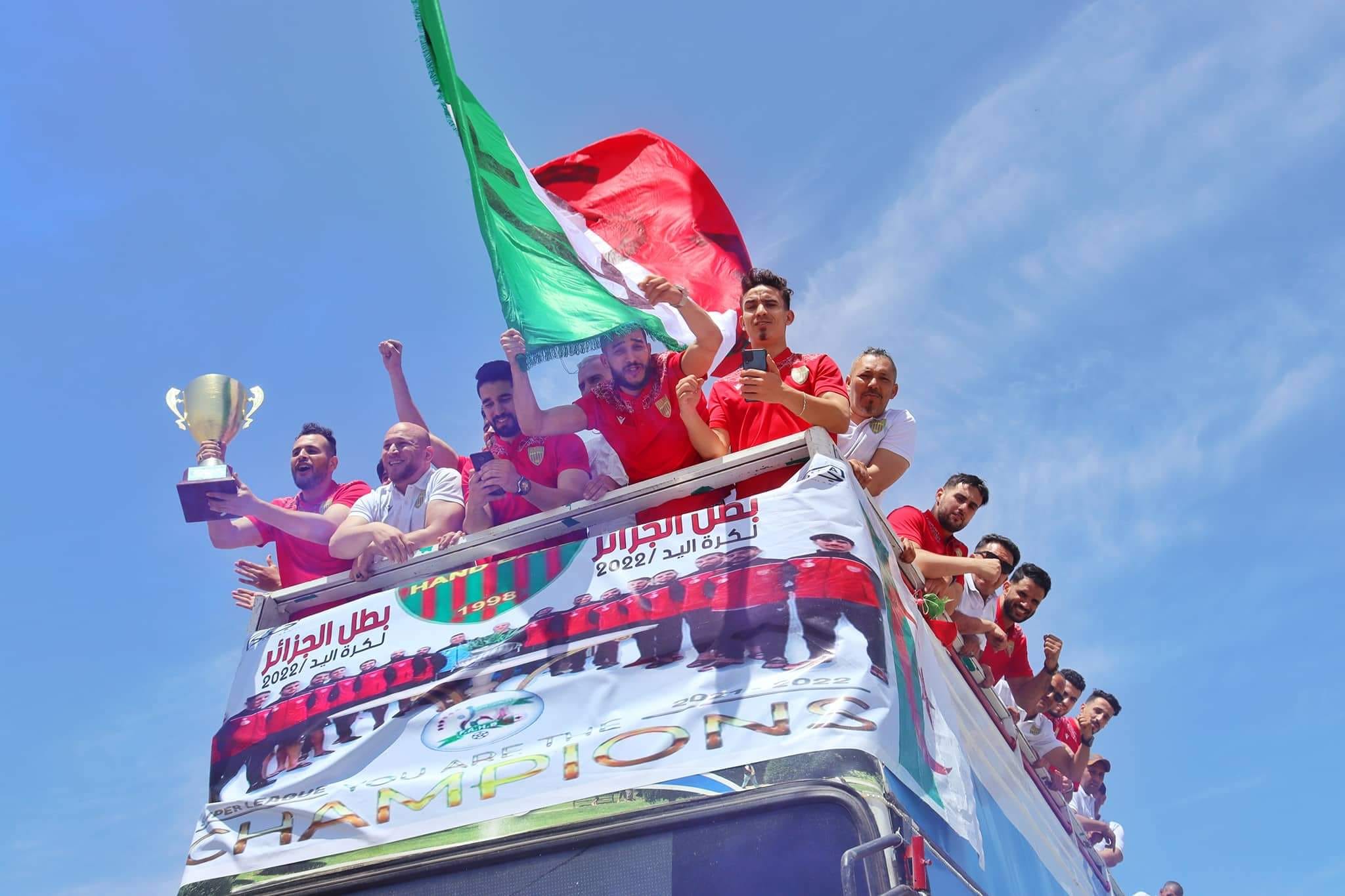 تهنئة رئيس الرابطة الجهوية لكرة القدم باتنة لنادي وفاق عين التوتة لكرة اليد، بطل القسم الممتاز لموسم 2021 - 2022